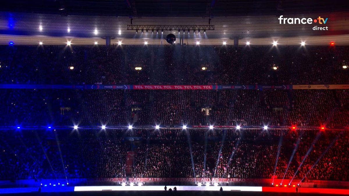cheztontontlse's tweet photo. La Marseillaise a capella par 80 000 personnes pour déjà secouer toute l'Angleterre. 

C'est le tweet.

💙🤍❤

#FRAANG 🔵⚪🔴 https://t.co/GVMpGt29yF