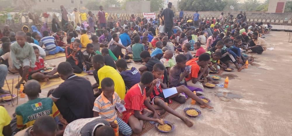 TimetohelpNL's tweet photo. 🌙✨ Samen iftar delen met weeskinderen in Mali 🇲🇱

Met een warme maaltijd, blije gezichten en een sfeer van saamhorigheid werd het een avond vol dankbaarheid. Kleine momenten zoals deze kunnen een groot verschil maken in het leven van een kind. 🫶🏻

🔗 https://t.co/WrtC0Jt08c https://t.co/gblqbaTCnQ