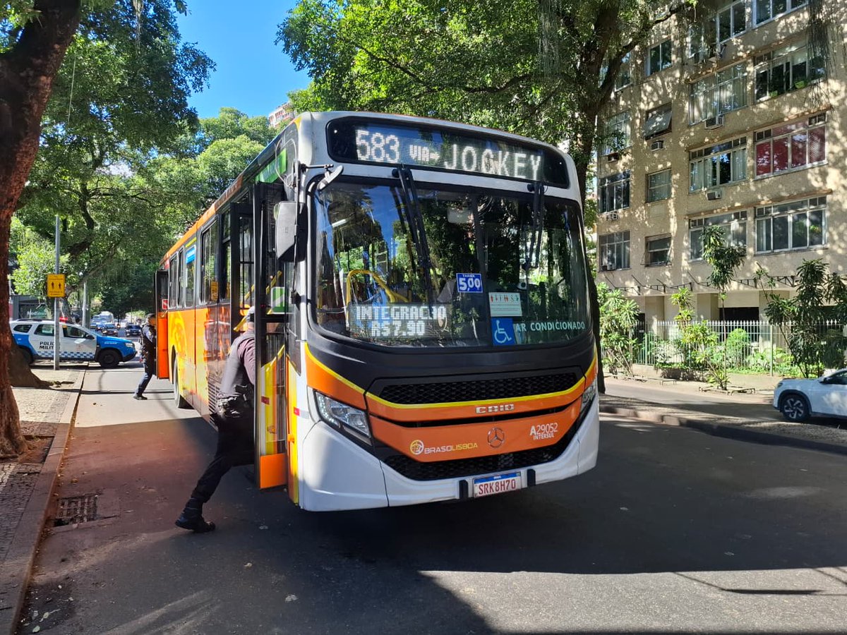 PMERJ's tweet photo. 👮🏻♂️ AÇÃO PREVENTIVA NAS LARANJEIRAS | Equipes da #1CIPM realizam o Policiamento Transportado em Ônibus Urbano (PTOU) e abordagens preventivas na Rua Pinheiro Machado, nesta tarde de sábado (14).
Conte com a @PMERJ! https://t.co/q60LP6kvV2