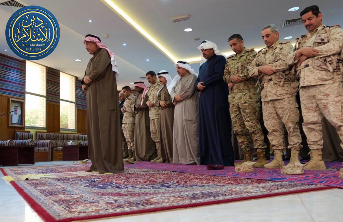 din_alaslaam's tweet photo. قال الله تعالى:

﴿الَّذينَ إِن مَكَّنّاهُم فِي الأَرضِ أَقامُوا الصَّلاةَ وَآتَوُا الزَّكاةَ وَأَمَروا بِالمَعروفِ وَنَهَوا عَنِ المُنكَرِ وَلِلَّهِ عاقِبَةُ الأُمورِ﴾ [الحج: ٤١]

من نعم الله العظيمة على البلاد أن يوفّق ولاة الأمر لما فيه الخير والصلاح، وأن يجعل فيهم من يقيم شعائر الدين ويُظهرها بين الناس.

وقد رأينا سمو ولي العهد صباح الخالد الحمد الصباح وهو يؤمّ القادة في الجيش في الصلاة، وهذه رسالة عظيمة تدلّ على أن هذا البلد بحمد الله قائم على تعظيم شعائر الله، 
وأن الصلاة حاضرة حتى في مواقع القيادة والمسؤولية.

وهذا مما يبعث الطمأنينة في نفوس أهل الكويت: فبلدٌ تُقام فيه الصلاة ويُعظَّم فيه أمر الله، نرجو أن يحفظه الله ويبارك فيه، وأن يديم عليه الأمن والإيمان.

فالواجب علينا الدعاء لولاة أمرنا بالصلاح والتوفيق، فإن في صلاحهم صلاح البلاد والعباد.

اللهم احفظ الكويت وأهلها من كل سوء ومكروه، وأدم عليها نعمة الأمن والإيمان والاستقرار.

اللهم احفظ أمير بلادنا وولي عهده، ووفّقهما لما تحب وترضى، وأيّدهما بالحق، وسدّد رأيهما، وأعنْهما على ما فيه صلاح البلاد والعباد.

اللهم احفظ الكويت وبلاد المسلمين من كل سوء وفتنة، ما ظهر منها وما بطن، وأدم عليها نعمة الأمن والإيمان والسلامة والاستقرار، واجعلها بلاد أمنٍ وإيمان، وسلامٍ وطمأنينة، سخاءً رخاءً وسائر بلاد المسلمين.