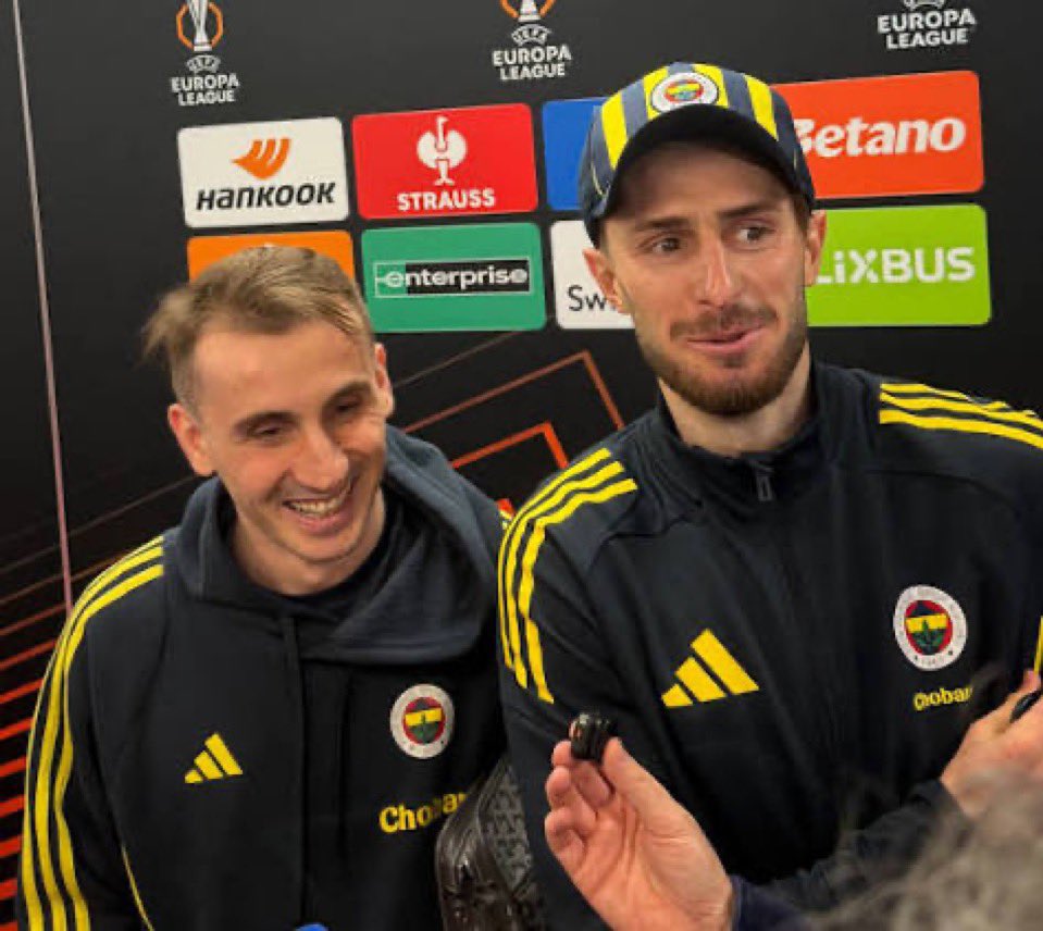 Avrupadan elenince sinirden cam kıran  futbolculardan , gülen hiç bir şey yokmuş davranan zihniyete geldik. Fenerbahçe dinamiklerini kaybetti camia olarak. Ve vasata alıştırılmıştır.