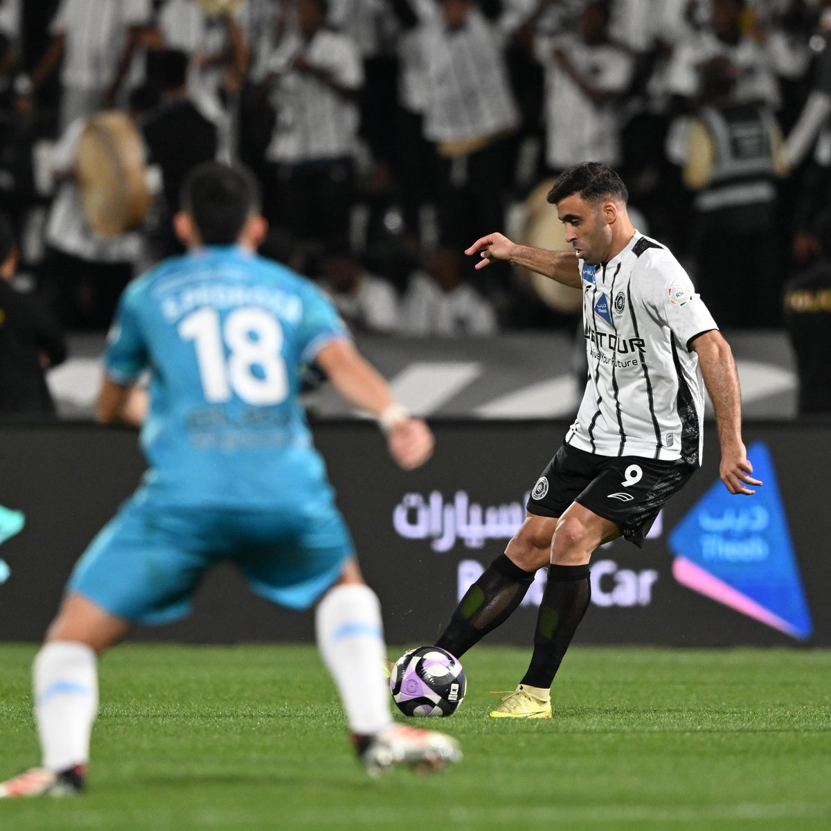 🔛 | مـرور 60 دقـيـقـة 

#الشباب 2 🆚 الأخدود 0
⚽️ عبدالرزاق حمدالله 
⚽️ يانيك كاراسكو

#يلا_شباب | #الشباب_الأخدود