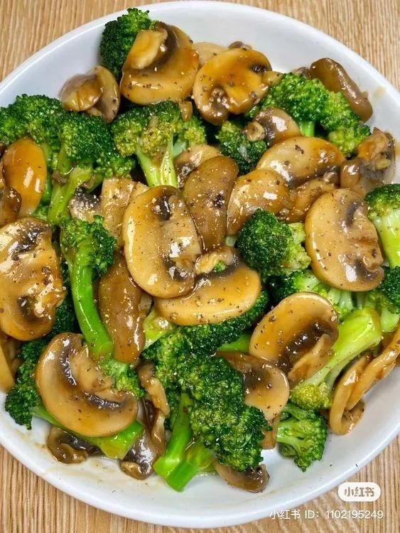 F0ODHub's tweet photo. What protein would you add to this plate? 🥦🍄 https://t.co/tt8MJrL5ju