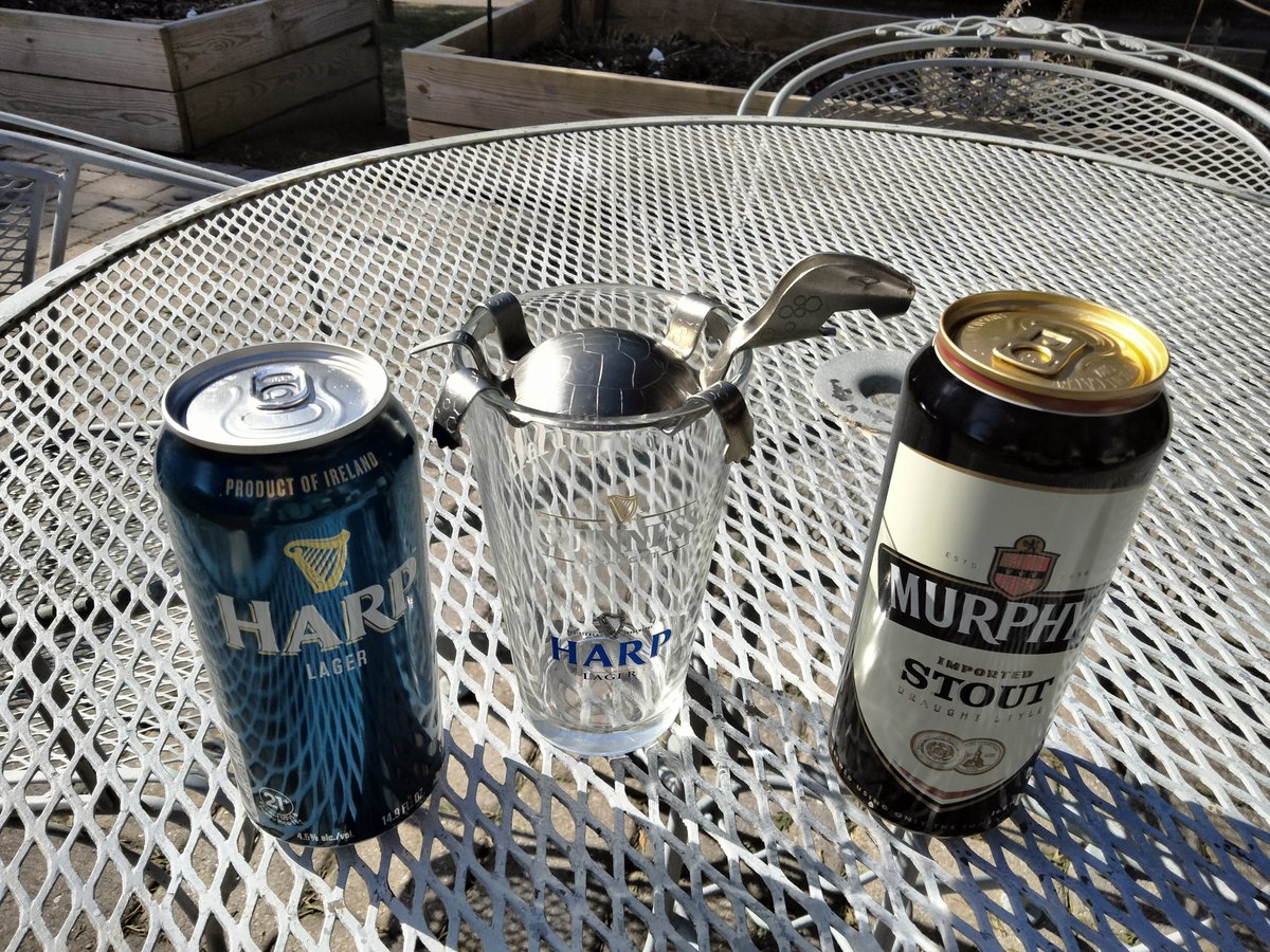 chilesyucatan's tweet photo. Okay let's do this again now that it's #StPatricksDay ๐weekend ๐ #BlackAndTan #HarpLager & #MurphysStout. Cool but sunny here in #Maryland & the sun feels good #Slainte All! https://t.co/RAL5a1FYej