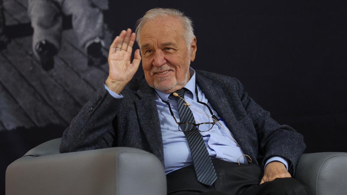 Neymiş; merhum İlber Ortaylı neden Fatih Camii Haziresi’ne defnediliyormuş?!

“Bir lafa bakarım laf mı diye, bir söyleyene bakarım adam mı diye”
Ne güzel bir söz…

İlber Ortaylı’nın ardından seviyesizce lakırdıyanları gördükçe, “Bi bitmediniz be!” diyesim geliyor.

Hastalıklı