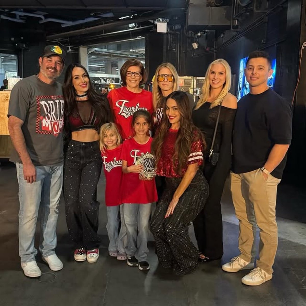 BellaArmy4L_'s tweet photo. The Bella Family came out to enjoy some family quality time and supporting Nikki and Brie at #SmackDown in Phoenix, AZ last night! 

@NikkiAndBrie @KathyColace #BrieMode #FearlessNikki #BellaArmy #FridayNightBella #WeRunIt #WeRuleIt https://t.co/66ot4YMG73