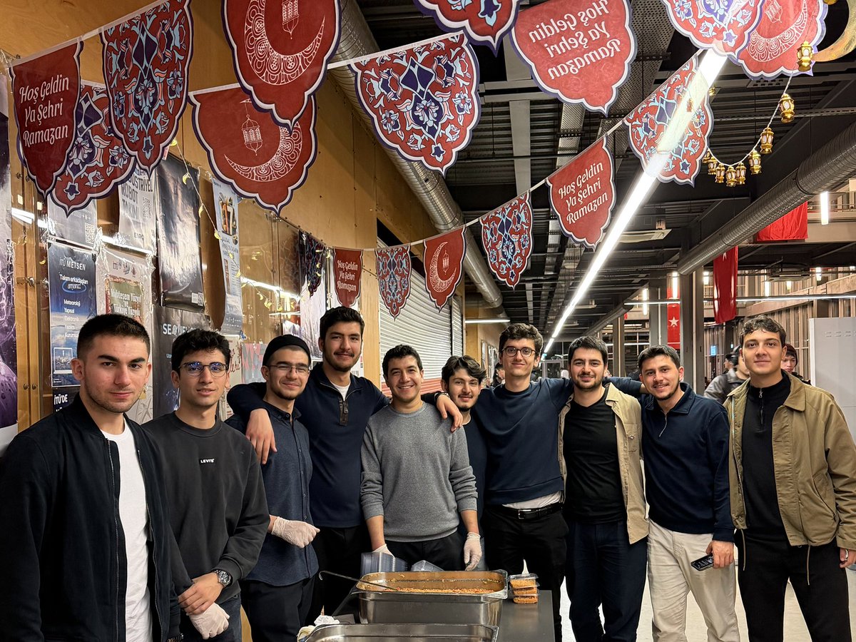 Bu sene İTÜ’de sahurun kalbi MED’de attı✨
“Sahur yemeği yiyin, zîrâ sahurda bereket vardır.” (Hadis-i Şerif)

İTÜ’de Ramazan havasını hissettiğimiz en güzel anlardan biri MED’de sahurlarımızı her sene olduğu gibi bu sene de tamamladık. Allah’a bu Ramazana kavuşturduğu için