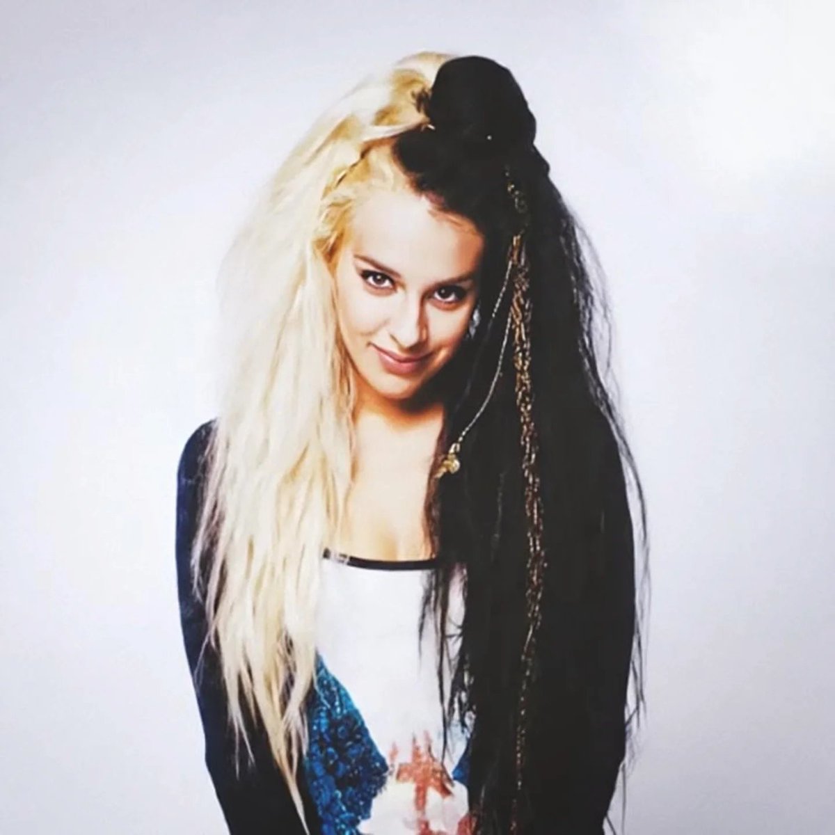 El álbum debut de <a href="/monicanaranjo/">Mónica Naranjo</a> hoy cumple 33 años de su publicación 🤍✨