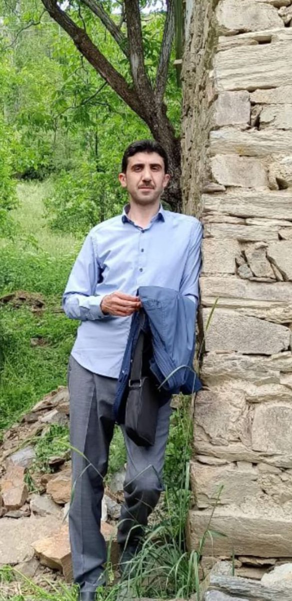 Van_KHK's tweet photo. Sanma ki hakkın kalır ademde, 
Kağıt da şahittir yazan kalem de, 
Bırak ertelensin tüm duruşmalar, 
Şaşmaz adalet, ilahi alemde...

6 yıl 3 ay cezasıyla ahirete giden 
#KHK lı Ömer Alaca https://t.co/mTPckVbMTD