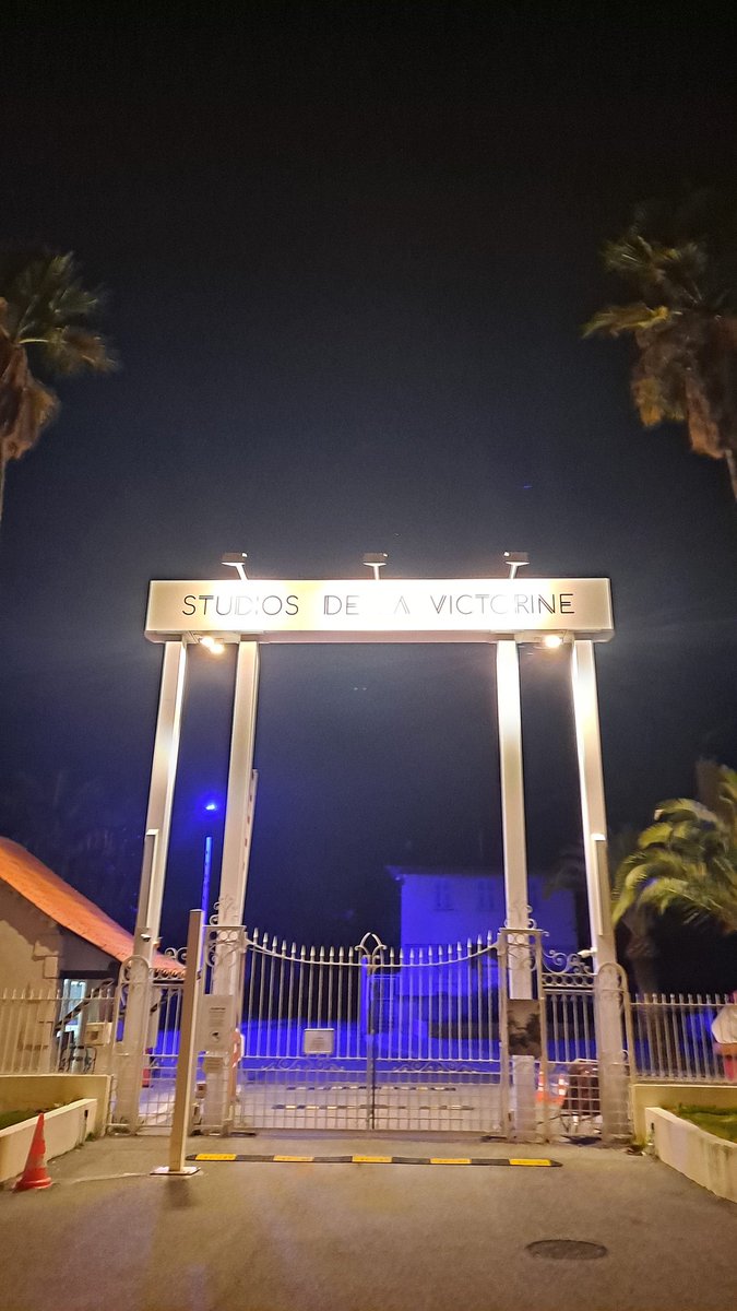 gma06000's tweet photo. L'entrée des studios de la Victorine, illuminée.

#Nice06 #ilovenice #frenchriviera #cotedazurfrance #nightphoto #cinema #boostarz https://t.co/rpOac2lQsF
