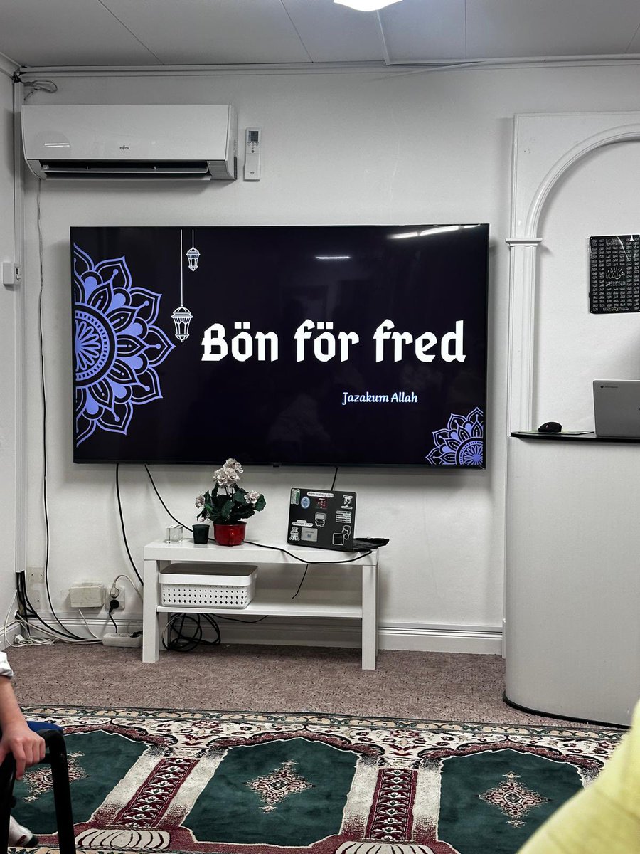 LajnaSweden's tweet photo. 🌙 Lajna Stockholm bjöd in gäster från olika bakgrunder till en gemensam iftar. Kvällen började med en presentation om Ramadan och fastan, följt av att vi bröt fastan tillsammans och avslutade med en bön för fred. En kväll av gemenskap och förståelse. 
#Ramadan #Iftar #Stockholm https://t.co/rPwFxQV2f1