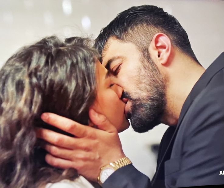 ... E se fosse per sempre...
Loro due il loro per sempre ♥️
La certezza delle mani di Tahir sul viso di Farah, un gesto cosi dolce quasi come a volerla racchiudere nelle sue mani e prpteggerla dal mondo🥺
#IoSonoFarah #AdimFarah #FaHir