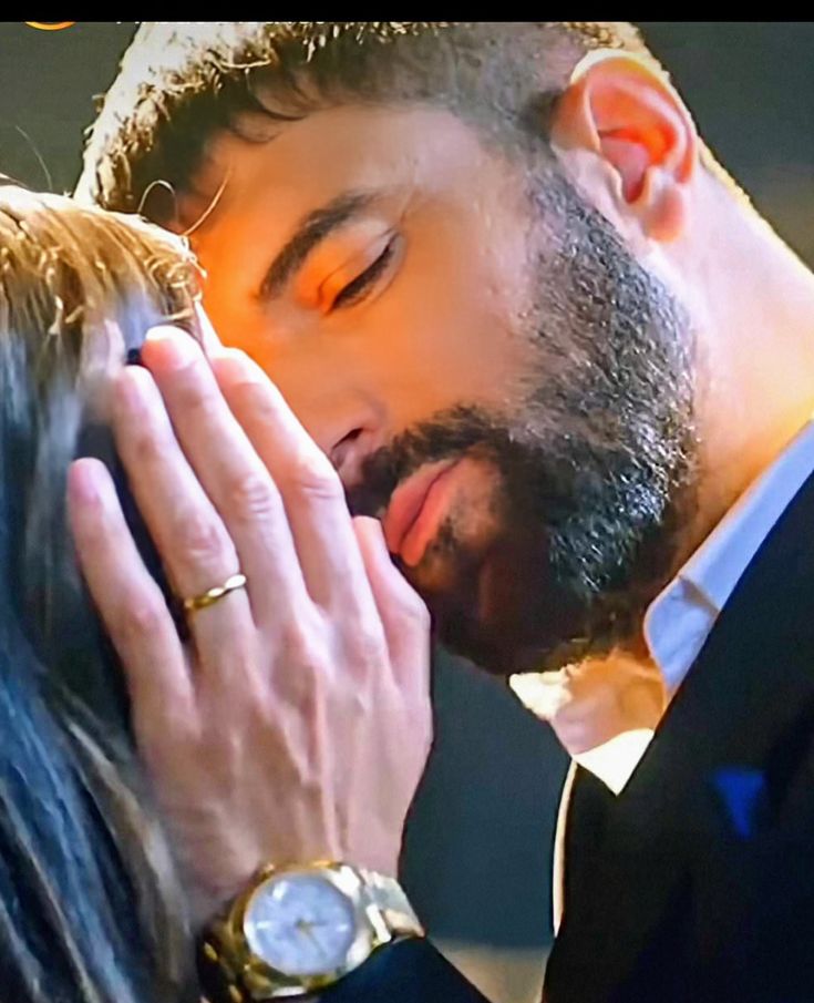 Giovy8905954660's tweet photo. ... E se fosse per sempre...
Loro due il loro per sempre ♥️
La certezza delle mani di Tahir sul viso di Farah, un gesto cosi dolce quasi come a volerla racchiudere nelle sue mani e prpteggerla dal mondo🥺
#IoSonoFarah #AdimFarah #FaHir https://t.co/IKzl3Xtudz
