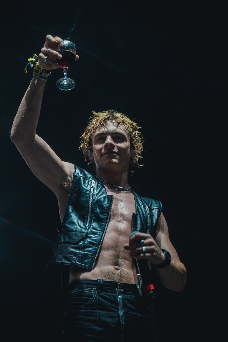 BEF0REITENDS's tweet photo. hoy es sábado de lolla pero no ESE sábado de lolla https://t.co/Kv0YRKWnYN