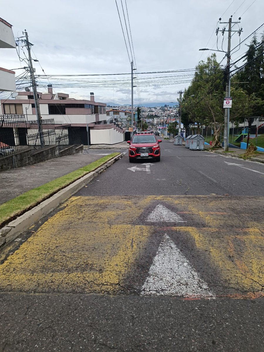 Buena tarde señores <a href="/AMT_Quito/">AMTQuito</a> el conductor de este vehículo de placas #PFL7691 es un salvaje, invade vías, se le reclama y se pone más bravo, no respeta a nadie y mucho menos la señalética, esto es en la calle José Herboso en el sector de La Florida al norte de #Quito