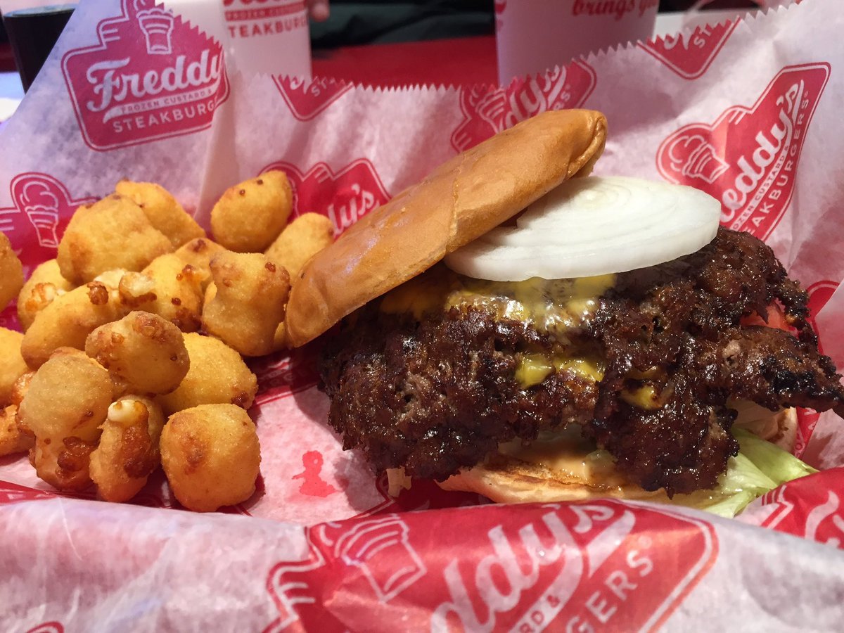 Rfivezerofive's tweet photo. 🍔 Albuquerque! The BEST and ONLY fast food I hit is @FreddysUSA. No debate.

Favorites: Original Triple w/ cheese curds 🧀 or California w/ onion rings &amp; fry sauce 🤤

Haven’t tried it? Fix that ASAP! Your order below? 👇

#Freddys #AlbuquerqueEats #ABQFood https://t.co/W9NNXIpICN
