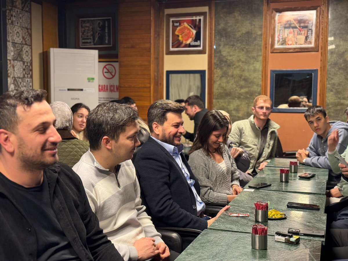 AK Parti Balıkesir İl Başkanımız Mehmet Aydemir, Milletvekilimiz Ali Taylan Öztaylan ve Karesi İlçe Gençlik Kolları Başkanımız Burak Berk Hitay ile birlikte Karesi İlçe Gençlik Kolları teşkilatımızla bir araya geldik.

Gençliğimizin enerjisi ve heyecanıyla samimi bir sohbet