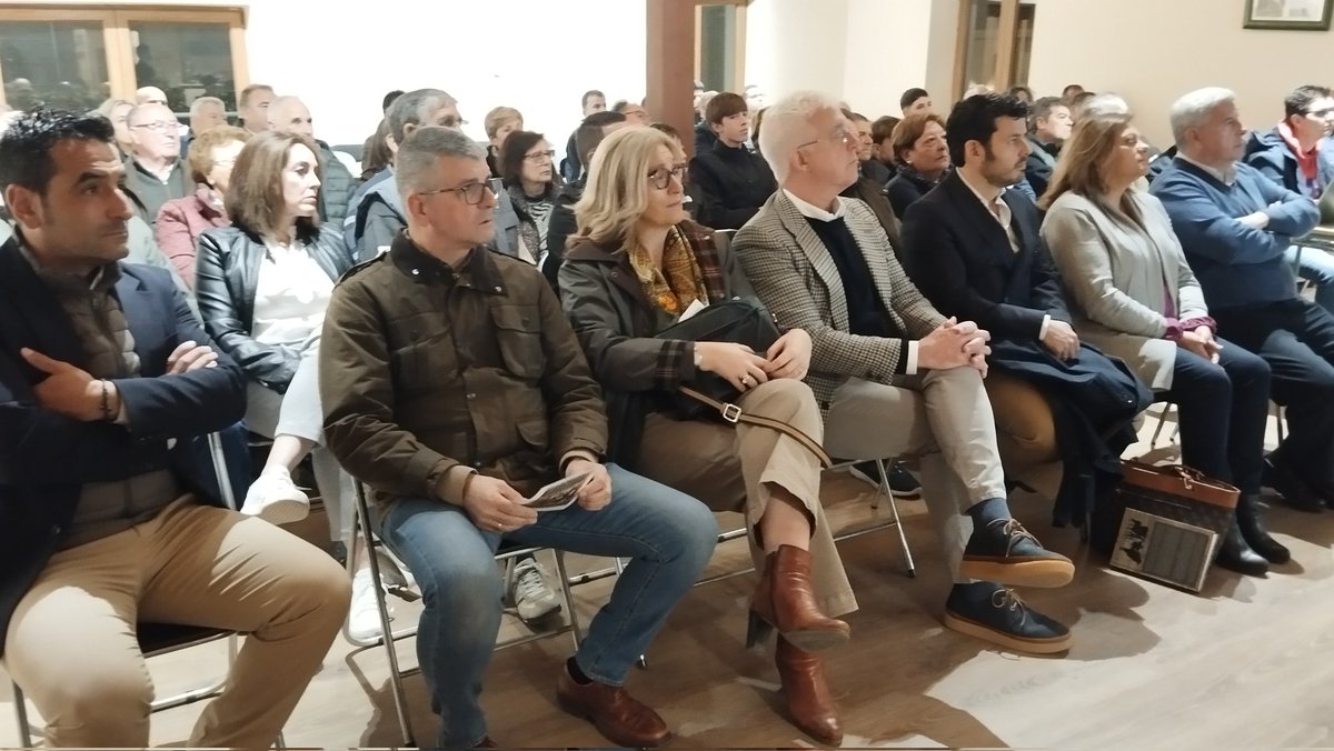 EnriquedelaRos's tweet photo. En la charla coloquio "La importancia de las ganaderías de bravo en la provincia de Toledo" de las "II Jornadas  Taurinas de Sonseca" organizadas por la asociación cultural de ACATS. Con la presentación del libro Bravo Toledano y el ganadero de La Olivilla https://t.co/E1UUlvdxjL