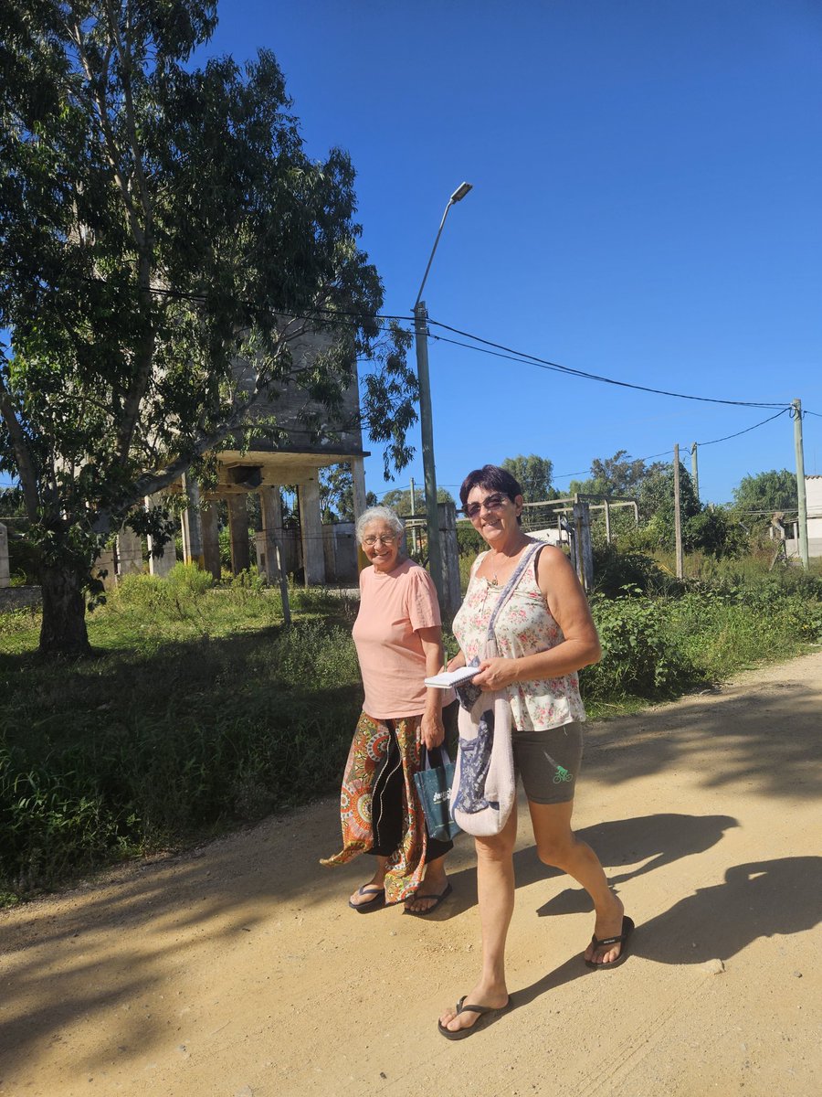 martinveigauy's tweet photo. Hoy de recorridas por el Barrio Parque con estas gurisas.😅
Imparables, siempre comprometidas con las causas sociales. Gracias Temis y Sandrita por existir 🙏🏼
Vamo pa' lante @alejoumpierrez https://t.co/dQtViyscWR