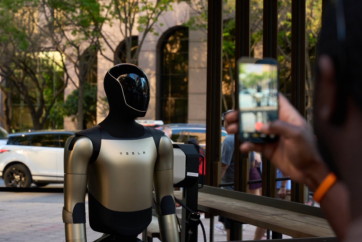 Tesla Robotaxi tweet media