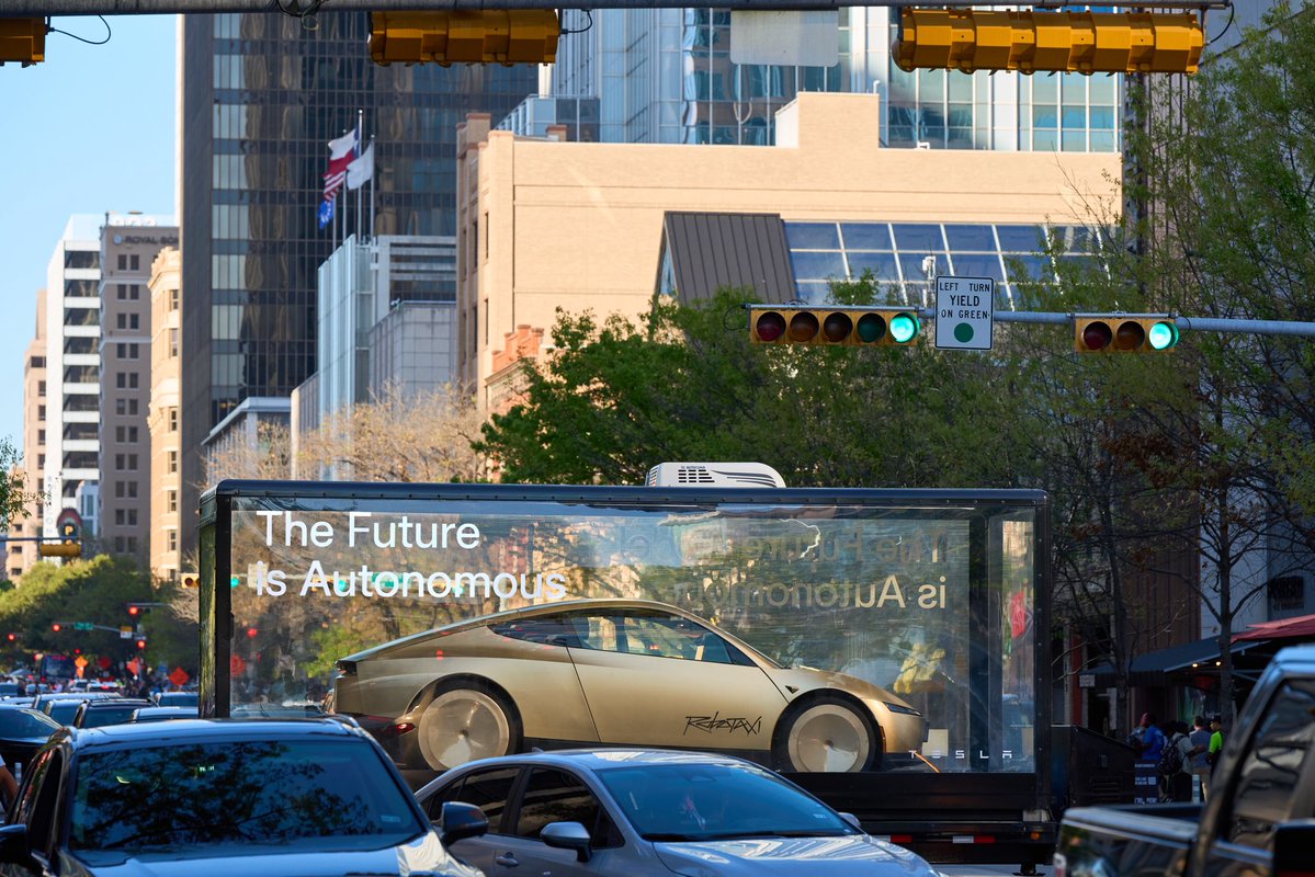 Tesla Robotaxi tweet media