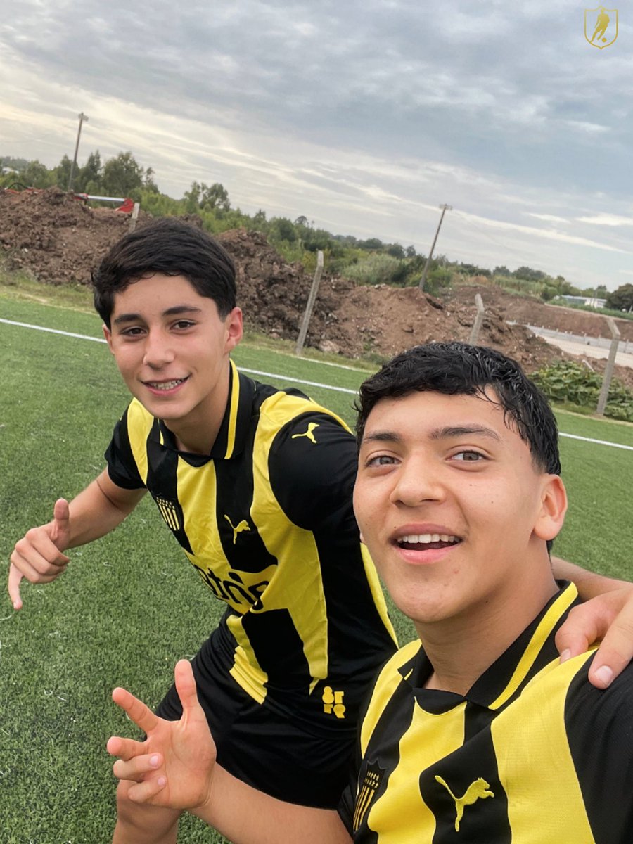 FormativasCAP's tweet image. 🤳 La #SelfieCarbonera del triunfo carbonero en el Complejo Boston River.

Peñarol 2️⃣ - 1️⃣ Boston River 

⚽️ Ezequiel Godoy 
⚽️ Benjamin Ocampo.

#SemilleroDeAmérica #Sub15