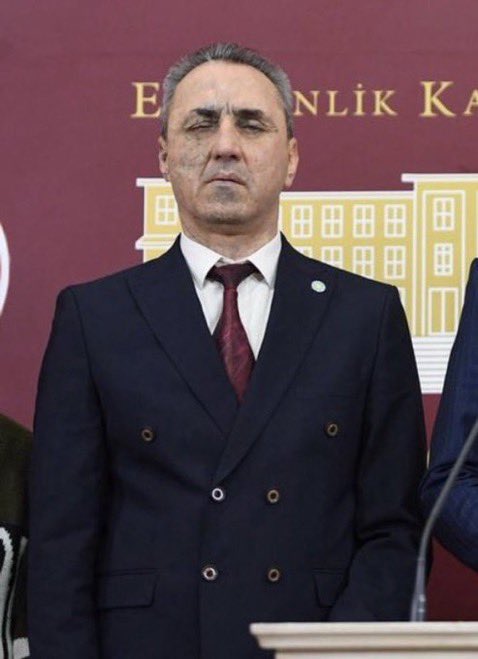 ajansmuhbir1923's tweet photo. Gazi Hüseyin Özlük, İlber Ortaylı’nın gazilere verdiği değeri anlattı:

“Topkapı Sarayı müdürü olduğunda, Cumhuriyet tarihinde hiç yapılmadık bir şey yaptı. Şehzade salon’nu açarak bir gün boyunca hazırlık yaptı. Orada benim gibi 50 gazimize iftar yemeği verdi. Gazilerin değerini, gazileri şehzade gibi ağırlayarak gösterdi.

Topkapı Sarayı müze haline getirildikten sonra yani 100 yıl sonra ilk kez orada yemek yenilmişti. Keşke şehit ve gazilerimizin değerini herkes İlber hoca gibi kavrayıp hassasiyet gösterse.

İlber hoca gibi Türkiye’de on kişi olsa ve bu on kişi Türk siyasetinin başına geçse; Dünyada Türk’ün bileğini bükecek hiçbir kuvvet bulunmazdı. Ölene kadar kendisine hep dua edeceğim.”