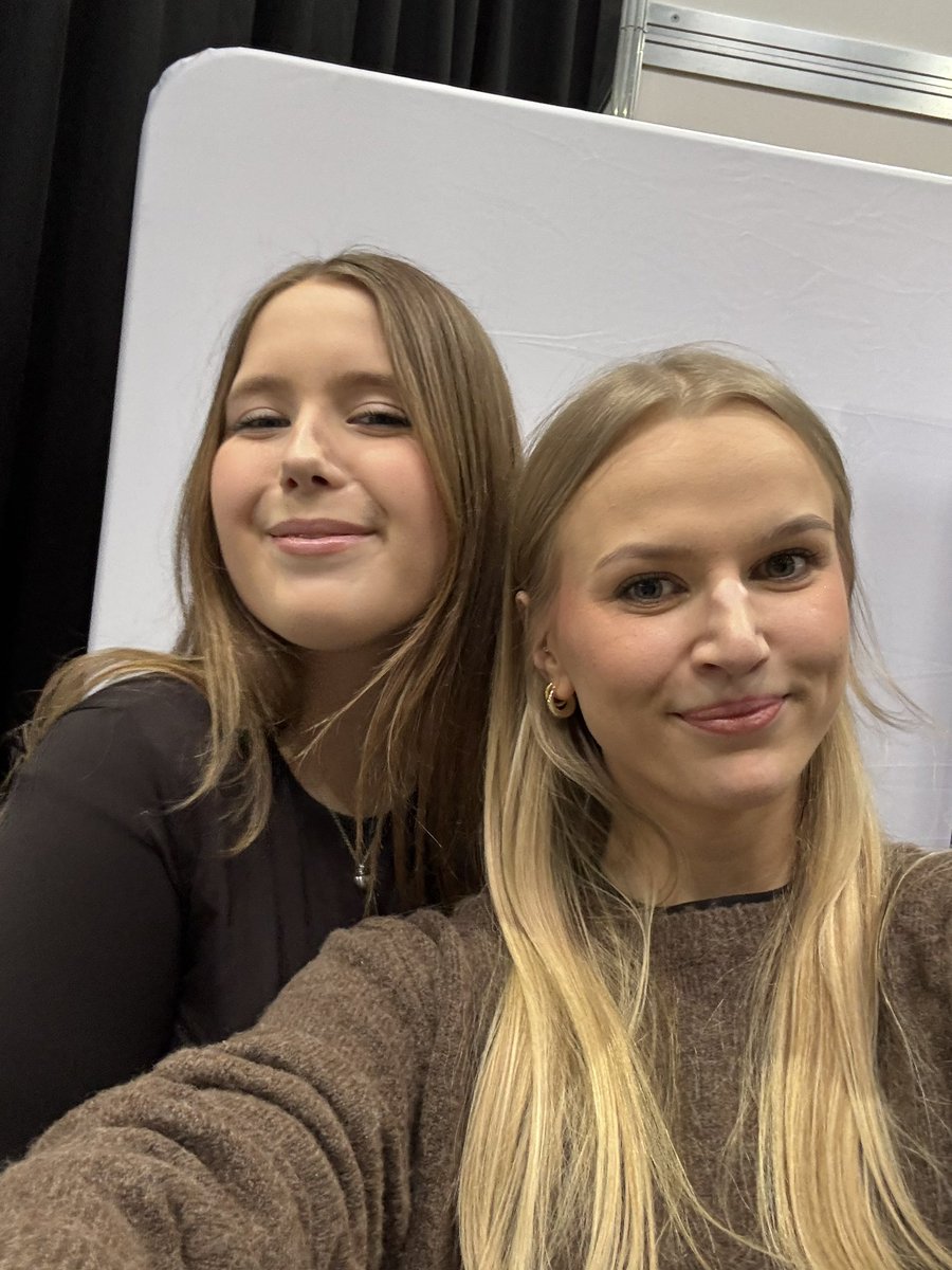 WIDZIAŁAM EMKE!! Tak się cieszę, że mogłam zobaczyć, a ta kolejka?? Bez słów 💞 
Dumna na maxa!!! 
<a href="/emka_epub/">𝓮𝓶𝓴𝓪 | BLADE era ❄️🤍</a>