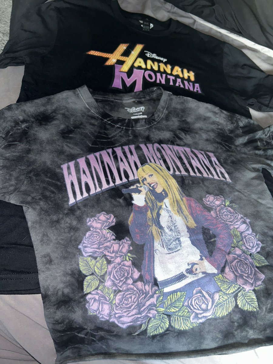 NocturnaDivina's tweet photo. So thankful that @MileyCyrus brought this back to life for all of us who were & still are die hard Hannah Montana fans. Seeing the merch everywhere, her back in the wig doing the 20th anniversary has made me emotional! We get to live the best of both worlds again🥹💛💜🖤#HM20th https://t.co/3G8YSVgZZT