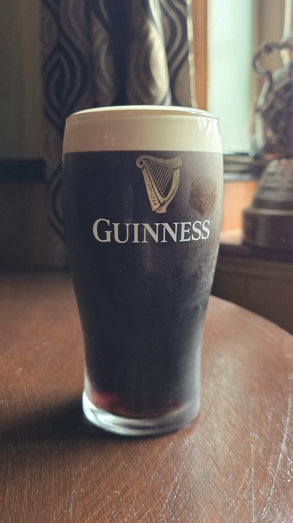 PintsBeauty's tweet image. People say Guinness tastes better in Ireland, and after watching it poured here, you start to understand why. There’s something completely effortless about it. 

The bartender barely thinks about it, a smooth pull of the tap, the patient settle, a gentle top up. No theatrics,