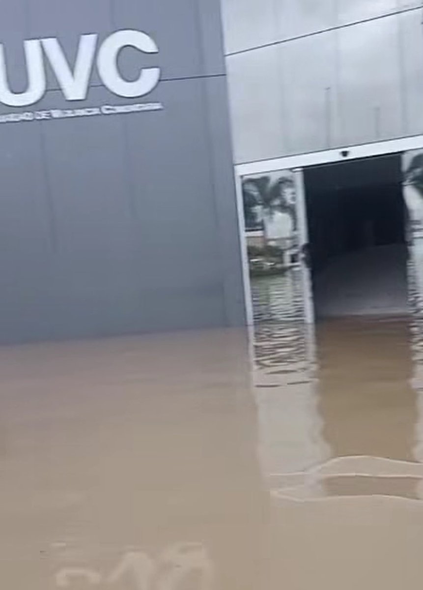 aldiacomec's tweet photo. El UVC de la @PoliciaEcuador  en Babahoyo
Amaneció inundado y con el
Tumbado en el agua tras fuertes inundaciones https://t.co/BUjjDmmdCP