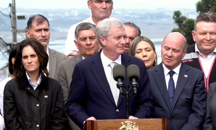 PiensaPrensa's tweet photo. José Kast presentó proyecto de ley de Reconstrucción Nacional que contempla ajuste a la gratuidad universitaria hasta los 30 años, refuerzo del cobro del CAE y rebaja del impuesto corporativo del 27 al 23%.

De acuerdo con lo informado, el proyecto de ley contempla más de 40 medidas organizadas en cinco áreas: "reconstrucción física, económica, institucional, fiscal y de seguridad pública".

En el plano fiscal, se incluyen medidas orientadas a la contención del gasto público, entre ellas frenar la extensión de la gratuidad universitaria a nuevos deciles. Además, se impulsará el fortalecimiento de los mecanismos de cobro del Crédito con Aval del Estado (CAE).