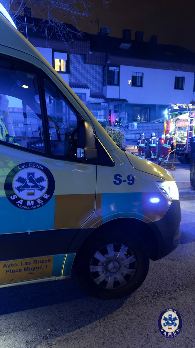 SAMERpclasrozas's tweet photo. ℹ️ #SAMERinterviene en preventivo a #BomberosCM por incendio en una cocina. C/ Playa de la Concha #LasRozas. Solo se han producido daños materiales.
También interviene @LasRozasPolicia. https://t.co/wgGTGztrpp