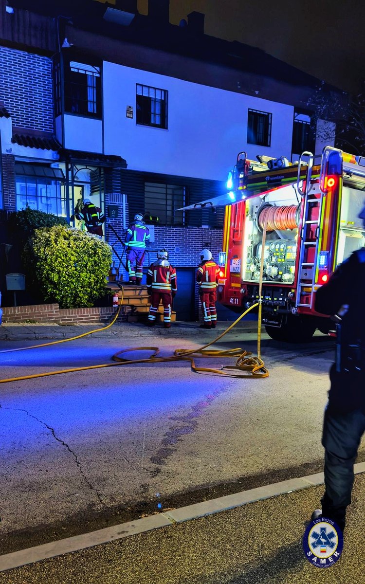 SAMERpclasrozas's tweet photo. ℹ️ #SAMERinterviene en preventivo a #BomberosCM por incendio en una cocina. C/ Playa de la Concha #LasRozas. Solo se han producido daños materiales.
También interviene @LasRozasPolicia. https://t.co/wgGTGztrpp