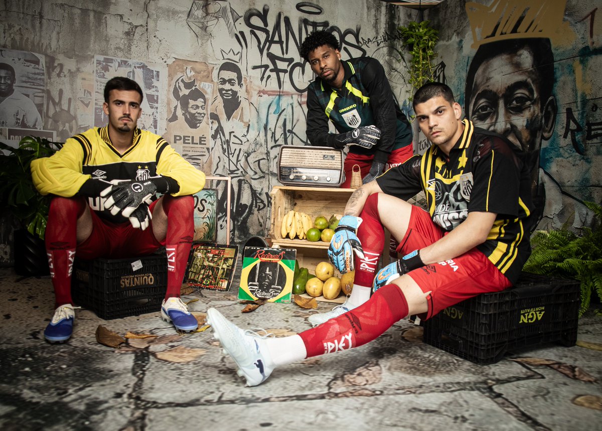 SantosFC's tweet photo. Nossos goleiros vestindo a história alvinegra! 🧤 https://t.co/jBIC7TE8pD
