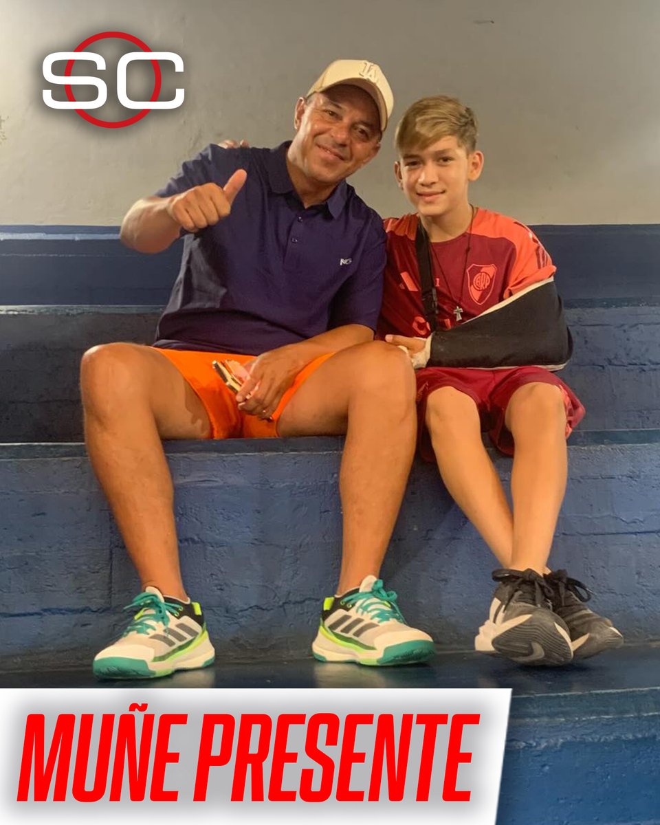 SC_ESPN's tweet photo. 👏🏼 EL MUÑE, PADRE DE FAMILIA. Marcelo Gallardo reapareció públicamente luego de su salida de River y dijo presente para alentar a su hijo Benjamín, que juega al futsal en el Club Asociación de Fomento Parque Chas

📌 ¿El pibe de la foto? Tobías Zuccoli, categoría 2013 de las infantiles del Millo