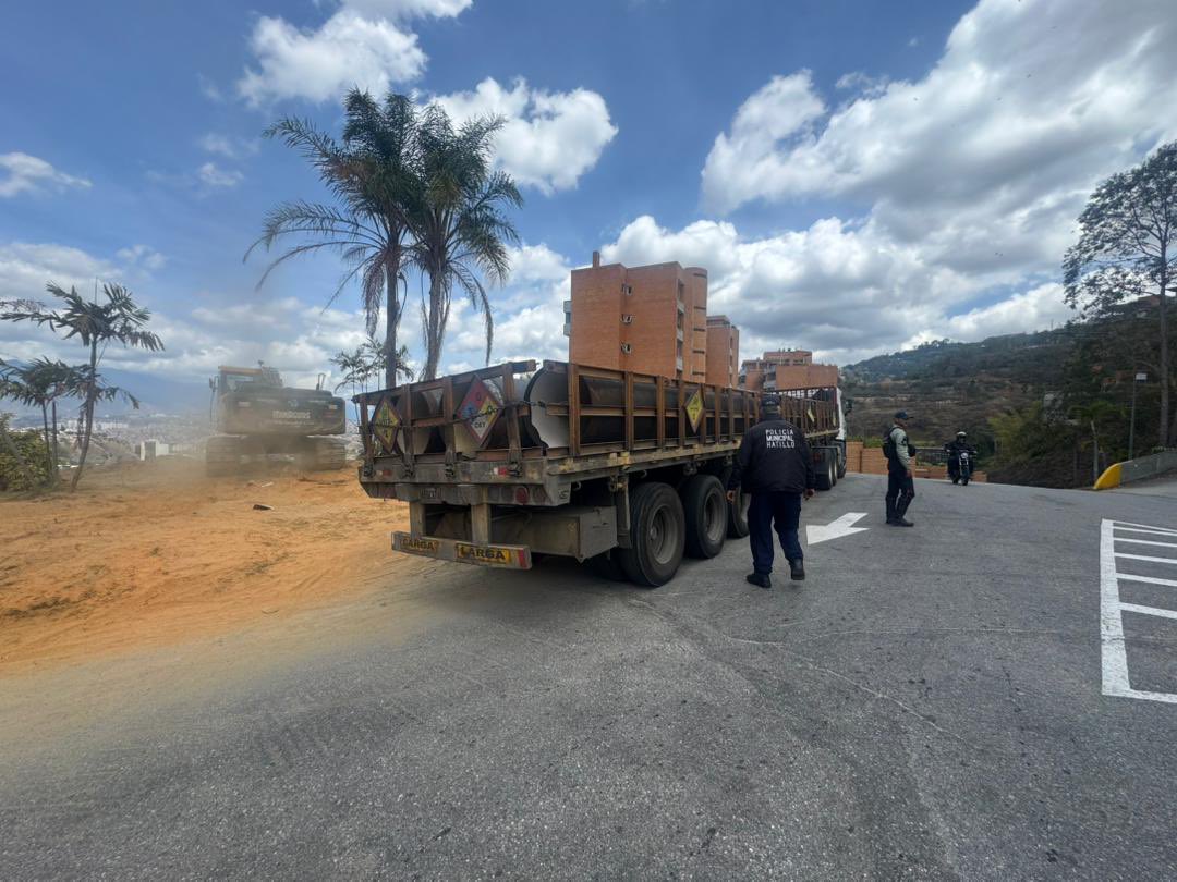 ServiciosEH's tweet photo. 📢 #ServiciosEHInforma |
 #Infraestructura ⚠️💦

🚧 Informamos a nuestra comunidad que Hidroven está en 📍 Lomas del Sol, llevando tuberías de 36" con maquinaria. Este trabajo forma parte de un proyecto de sustitución de la tubería matriz, que busca evitar nuevas averías. https://t.co/UEPn00UDI5