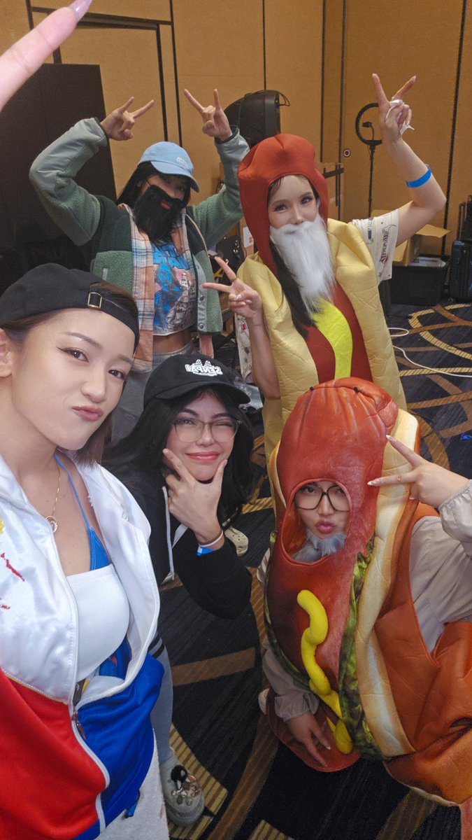 thejollibaddies tweet media