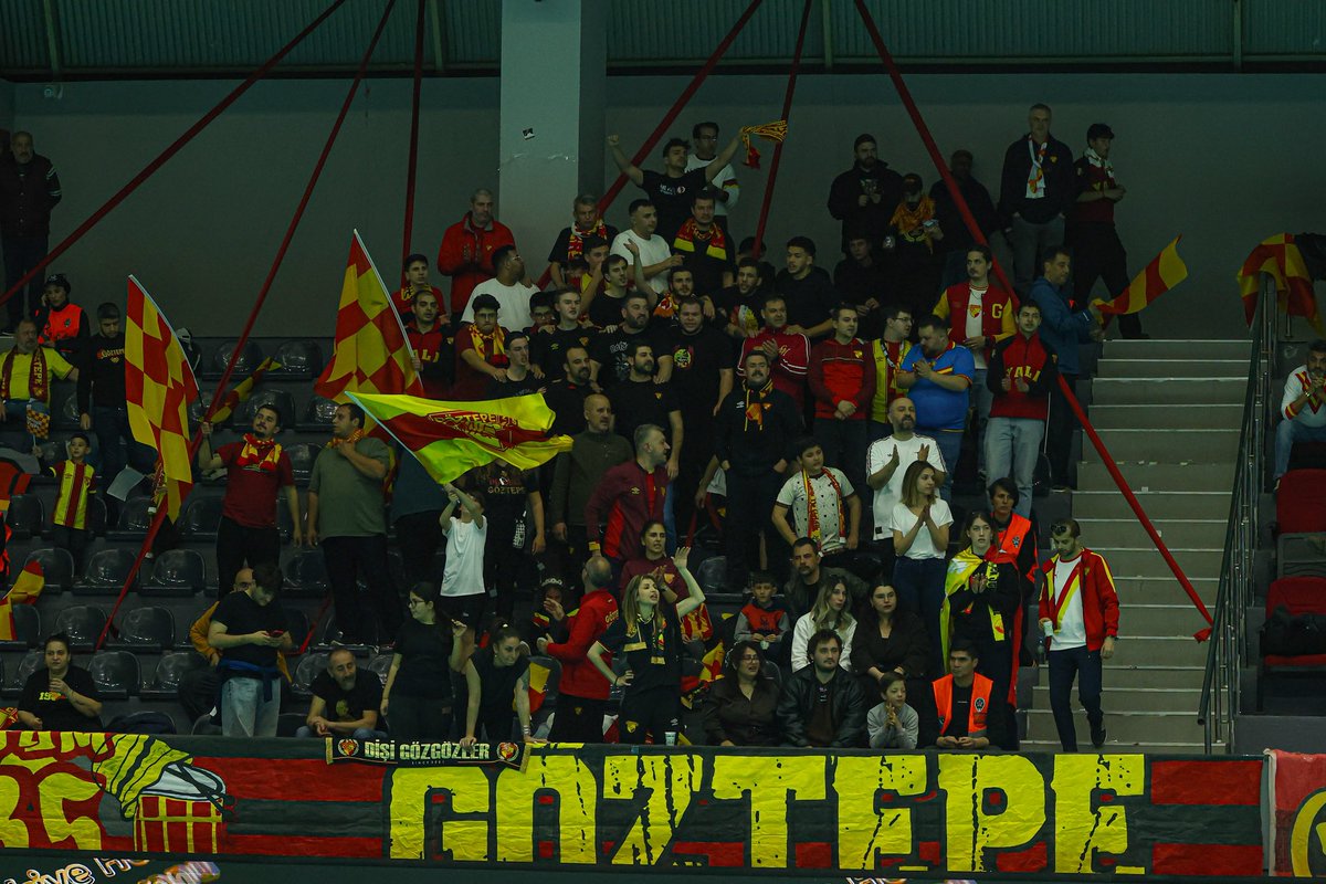 goztepehandball's tweet photo. Koptu kıyamet, çaldı sirenler🚨

Anlı Şanlı Göztepe Taraftarı, bizleri evimizde hissettirdi💛❤️ teşekkürler

#GöztepeHentbol #UçanAdamlar https://t.co/qcsEx4XS2M