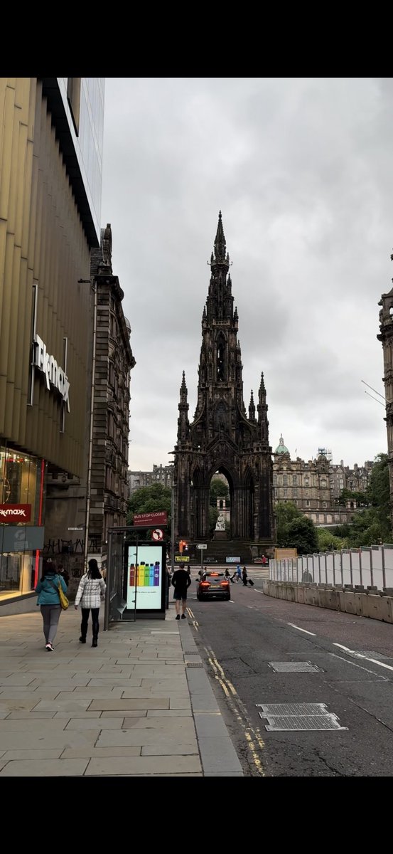 أول فيلم من سلسلة هاري بوتر نزل وأنا في الصف الخامس الابتدائي، وكانت زميلتي سارة مولعة به، تصف لي كل مغامرات هاري بالتفصيل، حتى أنها ارتدت النظارة التي يلبسها هاري!
بعد عشرين عامًا، وجدت نفسي في إدنبرة، مدينة هاري بوتر. تجولت في شوارعها التاريخية، ورأيت كل زاوية تذكرني بعالمه