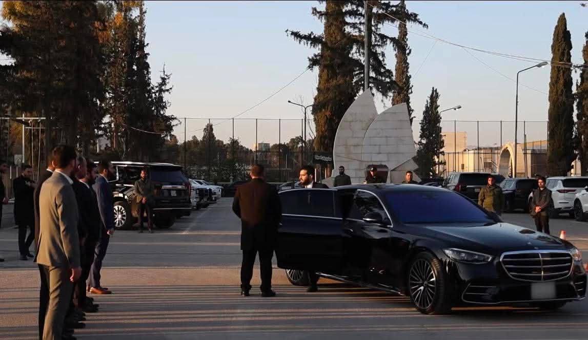 المسؤولون منشغلون بالمظاهر. الحكم بلا عدل يترك الناس يعانون، والدين يقاس بما يعيشونه لا بما يُقال في الخطب والبيانات.
