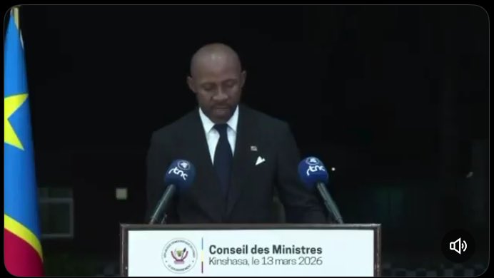 Quand des citoyens parlent d’enlèvements, le gouvernement parle de “rumeurs”.
Voilà le vrai drame de notre pays : une classe politique qui préfère nier la réalité plutôt que protéger son peuple.
Le déni ne sécurise pas la population. La vérité, si. <a href="/PatrickMuyaya/">Patrick Muyaya</a>