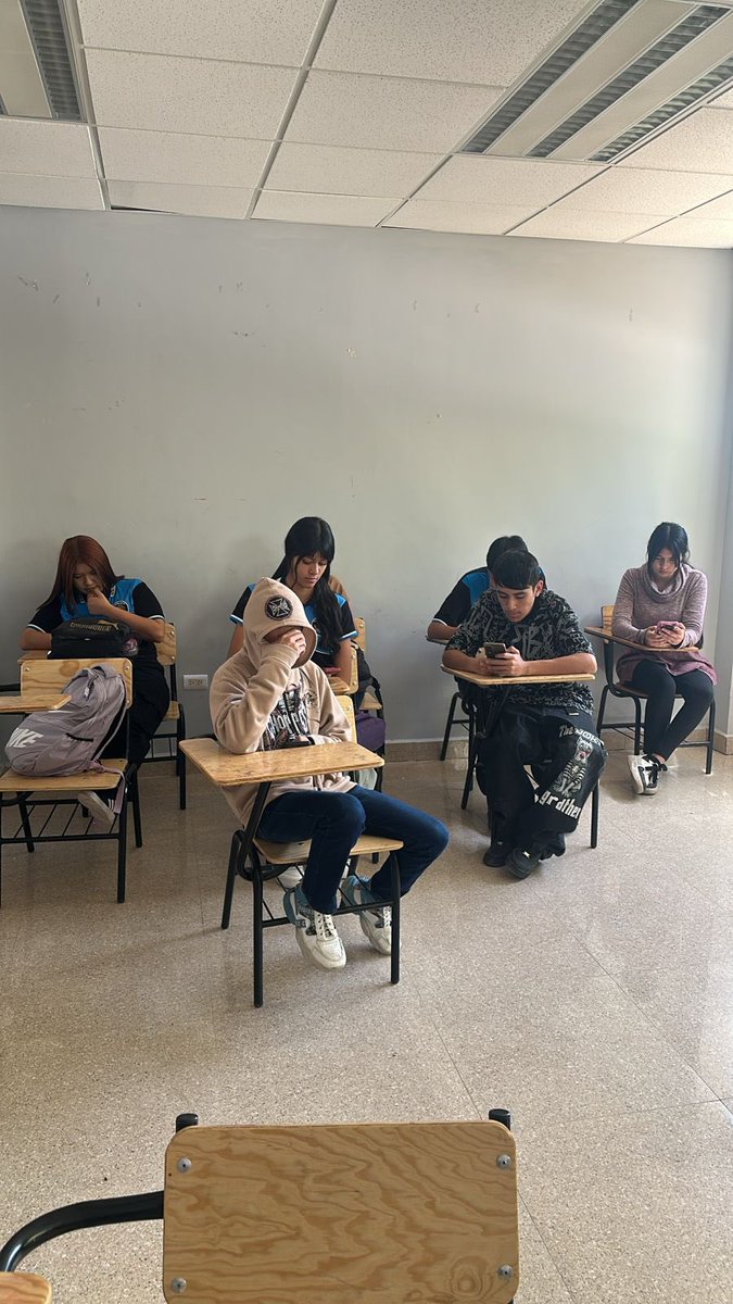 Ayer por los fenerianos del Bachillerato Valle la Rosita, en conmemoración del fallecimiento de Karl Marx, leyeron y comentaron el discurso que dio Friedrich Engels en su funeral.❤️‍🔥✊