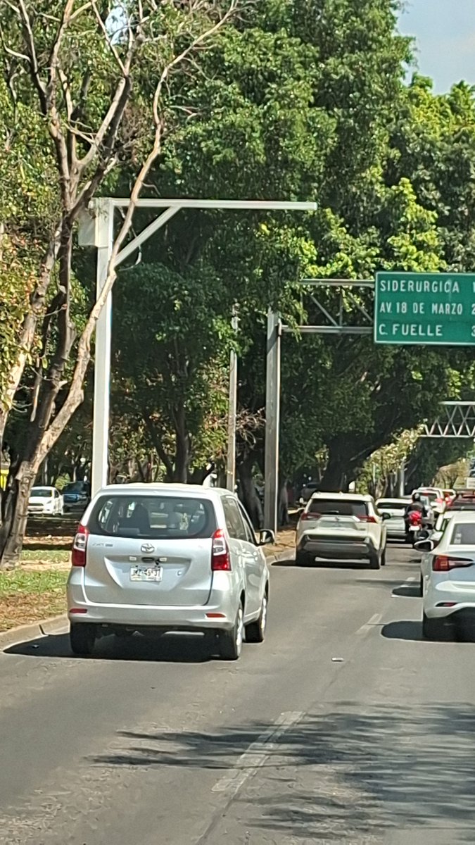 Alexushi1's tweet photo. Tanto frente a oficinas de DHL, cerca del puente de Av. Lázaro Cárdenas y Cruz del Sur, como en Av. Lázaro Cárdenas y 8 de Julio, frente a la cerveceria Cuauhtémoc, los 2 en ambos sentidos, ya próximos a estrenar radares de velocidad. @Trafico_ZMG @zona3noticias https://t.co/kMAZeCIfIN