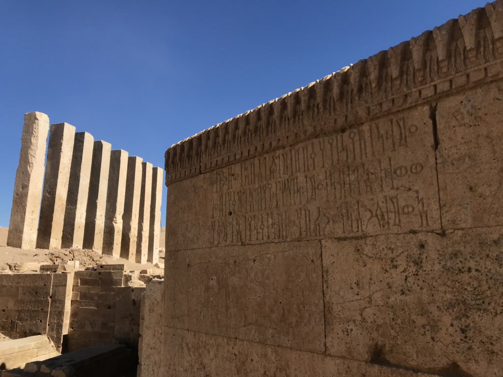 يا مأرب التأريخ حسك بالرجال الغانمه
ولاتولي موقفك بيد الرخوم

يا مأرب التأريخ عمدان الكرامه قايمه
حافظ  على  عمدانها  تبقى  سلوم

يا مأرب التأريخ يا وكر الطيور الحايمه
من احتمى بحماك ما شل الهموم

يا مأرب التأريخ لو موجاتها متلاطمه
أبشر  بصبيان الطلق  وقت اللزوم

- حمد بن شودق