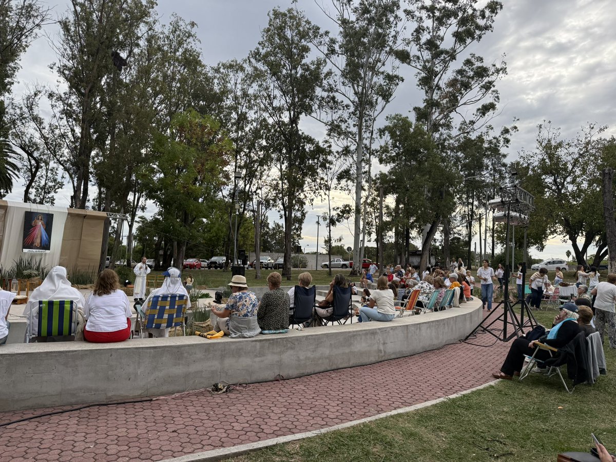Gran Rosario de bendiciones para las familias en Trinidad, Flores. En el anfiteatro del parque Lavalleja. Anima el P. <a href="/luchoferres/">Luis Ferrés</a>