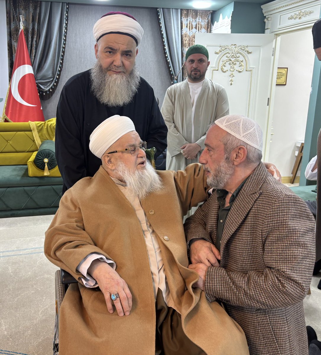 Kovacıdede Vakfı Başkanımız Sayın Bahattin Bilici Beyefendi; vekillerin emiri İbrahim Efendi (Sellemehullah) ve Cübbeli Ahmet Hocaefendi ile Hayder Kültür Merkezi’nde düzenlenen iftar programında bir araya geldiler.