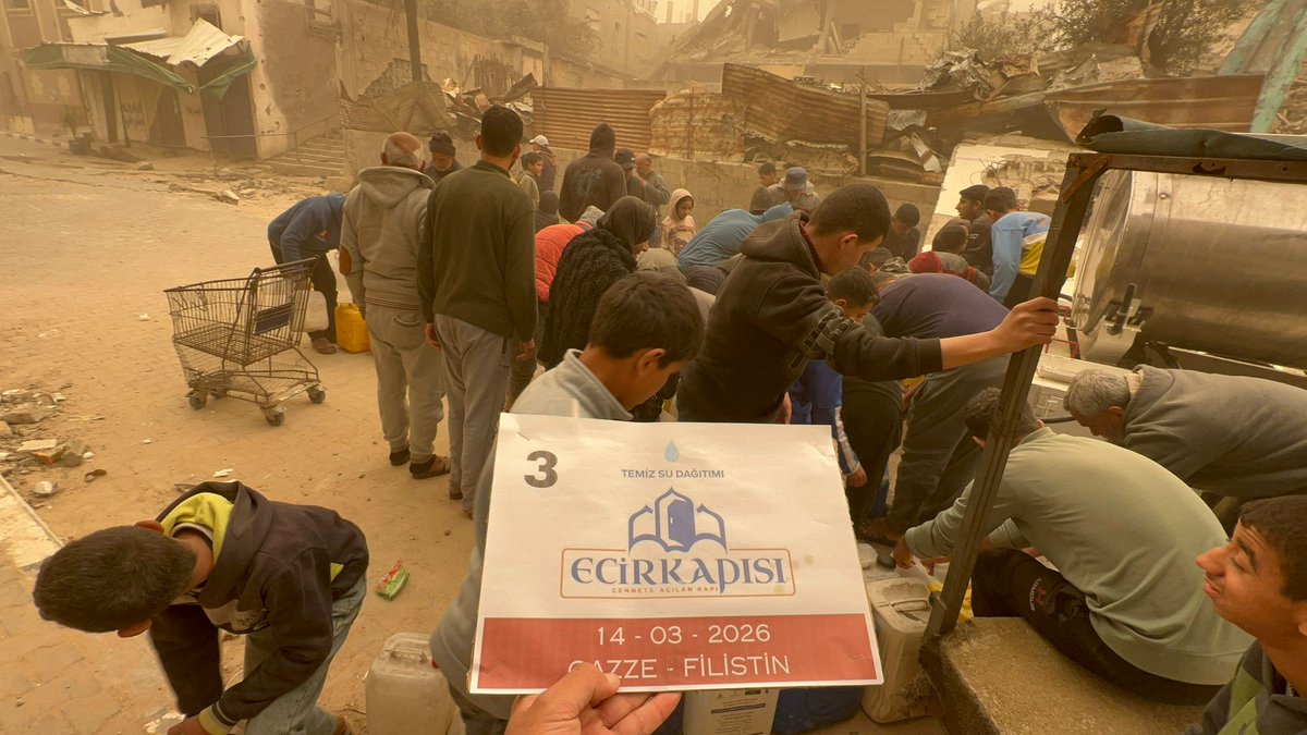 Gazze’de meydana gelen kum fırtınasının ardından, zor şartlar altında yaşam mücadelesi veren bölge halkına temiz su dağıtımı gerçekleştirdik.

Ecir Kapısı Derneği olarak ihtiyaç duyulan her yerde insani yardım çalışmalarımıza aralıksız devam ediyoruz.

Rabbimiz yapılan infakları