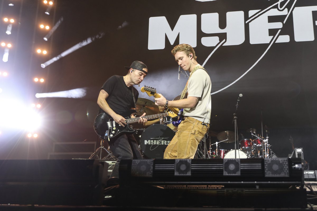 Country To Country Belfast tweet media