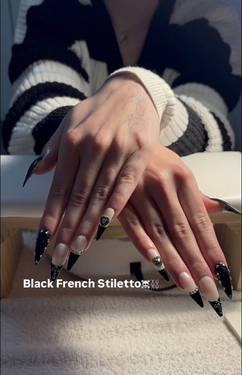 reine_l420's tweet photo. faut rembourser les toutous 🤭🐶 #paypig #moneyslave #moneymiss #findom #ignorecam #findomFr #soumis #stonergodess #sendtribute #fetish #findomme #domina #godess #smokingfetish #tattoofetish
#feetfetısh https://t.co/D5Xatt61TY